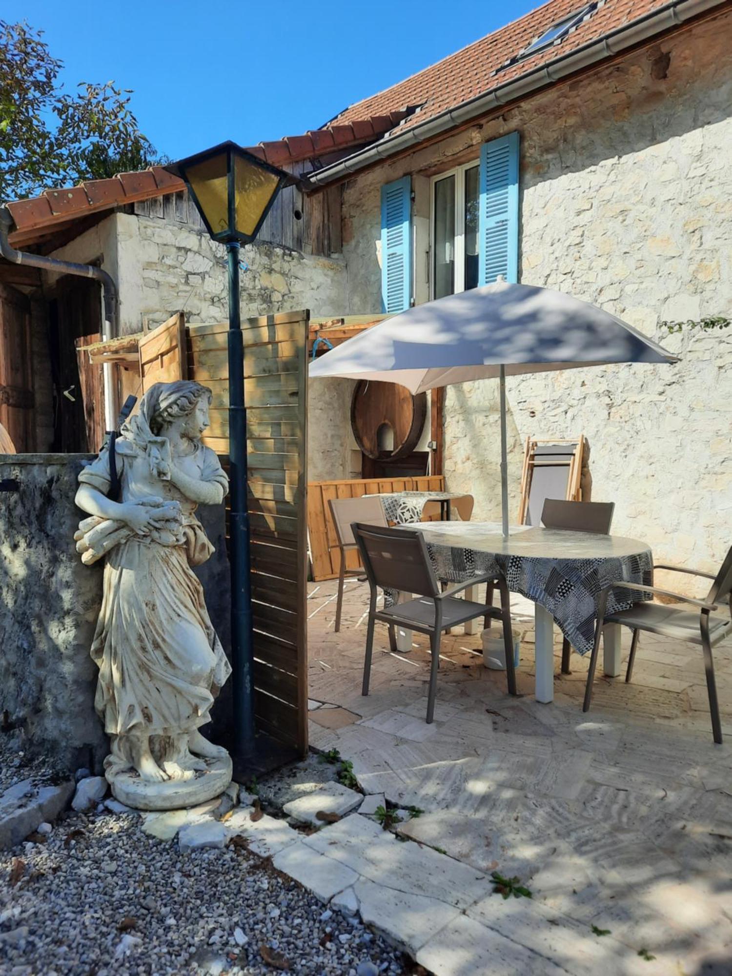 Gite Des 2 Lions Murs-et-Gelignieux Bagian luar foto